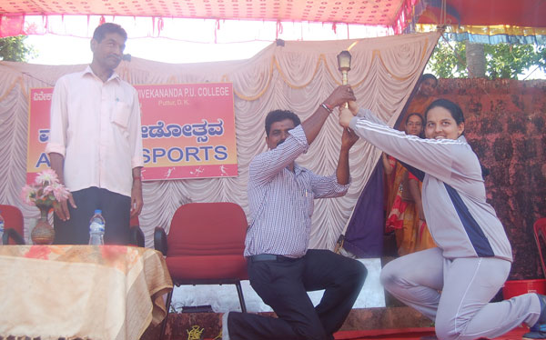 Sports-torch-handover-to-Anand-shetty